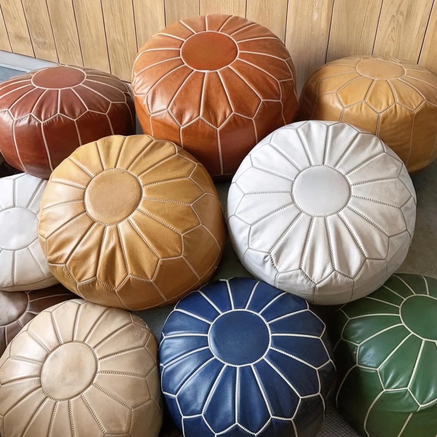 Pouf Marocain en Cuir Authentique – Fait Main avec Couture Blanche | Housse Non Remplie